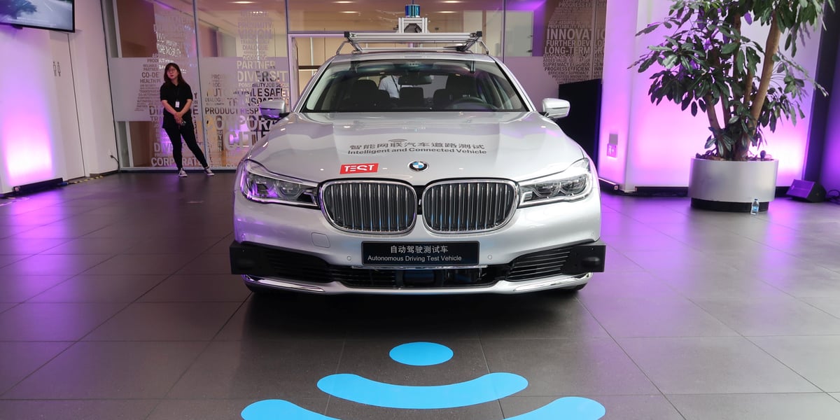 Véhicule autonome BMW en version d'essai exposé lors de l'annonce, le 19 juillet 2019, du partenariat entre le constructeur allemand et le chinois Tencent Holdings pour la création d'un centre de calcul pour les véhicules autonomes, à Pékin.
