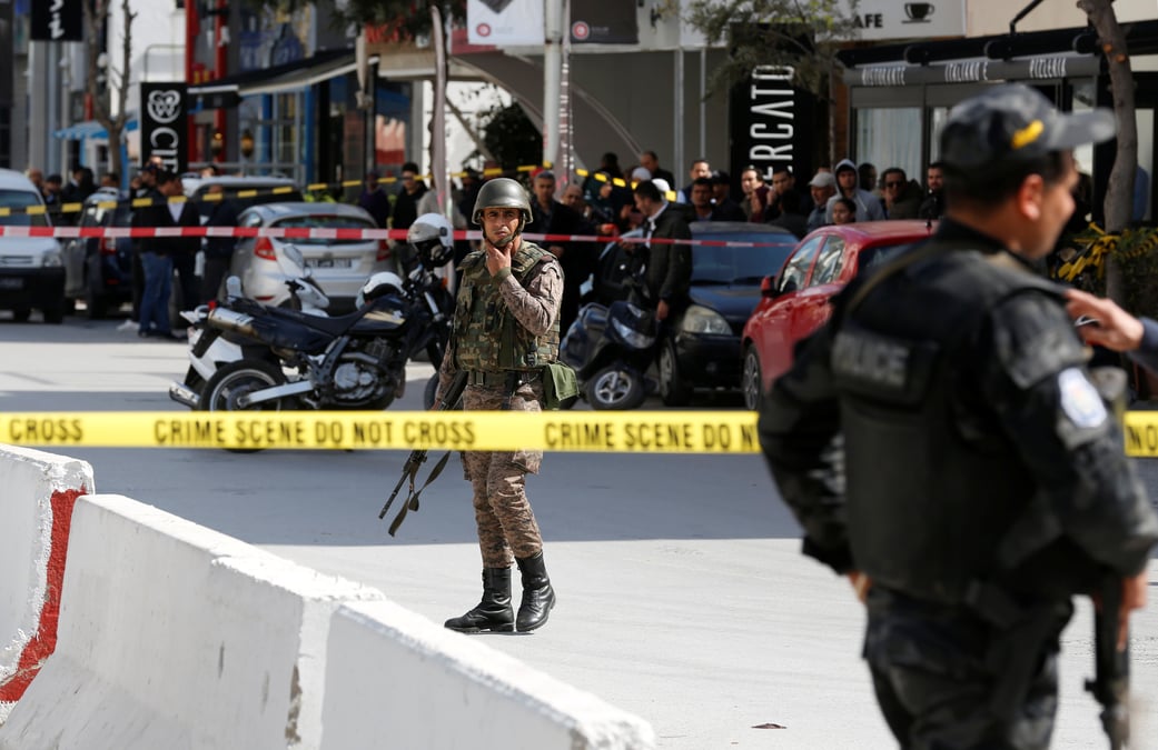 Attentat pres de l'ambassade des usa a tunis, cinq blesses