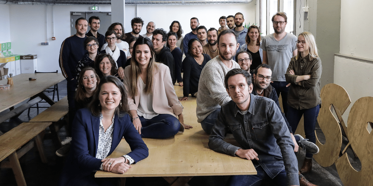 Léa Thomassin, au 1er rang, et une partie de l'équipe d'HelloAsso dans les locaux de l'entreprise à la Cité numérique, à Bègles.