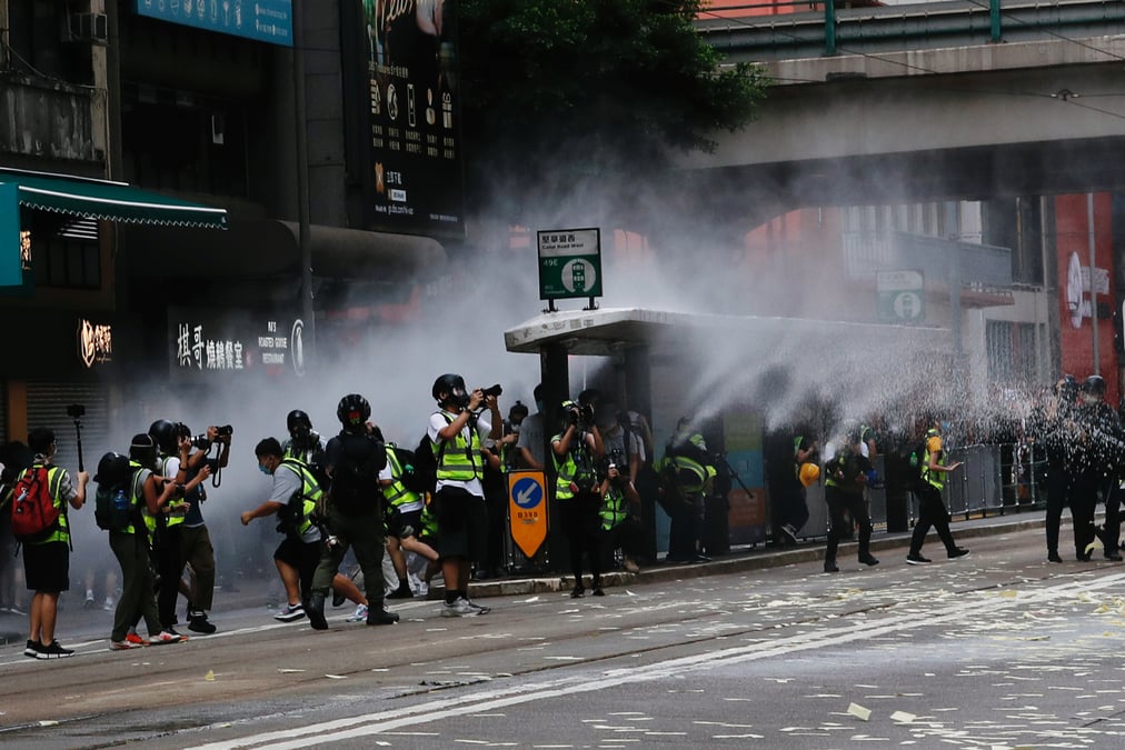 Des manifestants disperses au canon a eau a hong kong
