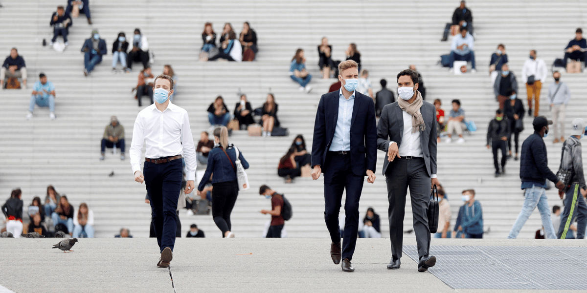 Coronavirus : des gens portant un masque marchent dans le quartier financier de La Défense à Nanterre, le 1er septembre 2020