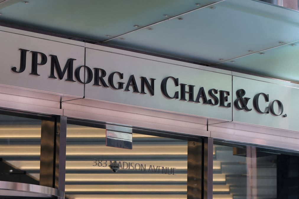 Photo du logo de jpmorgan chase & co. visible a son siege social a new york
