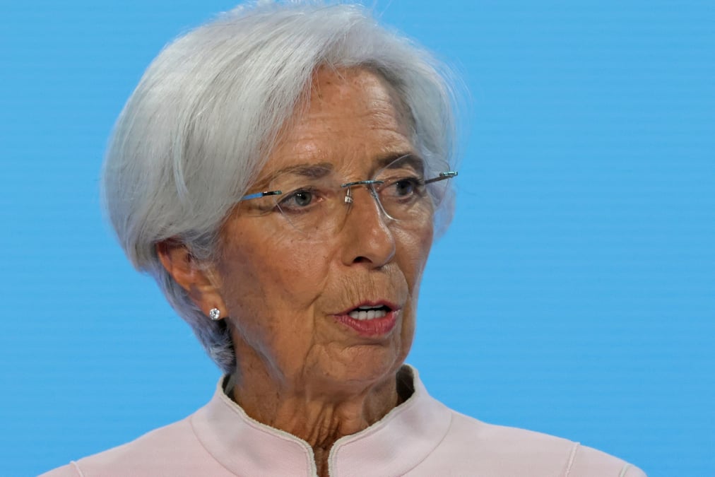 La presidente de la banque centrale europeenne christine lagarde assiste a une conference de presse a francfort