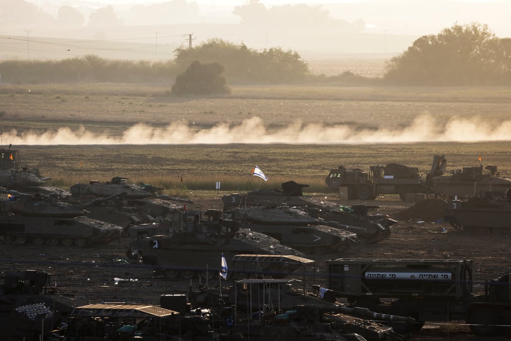Photo de chars israeliens et d'autres militaires a la frontiere israelienne avec la bande de gaza, dans le sud d'israel