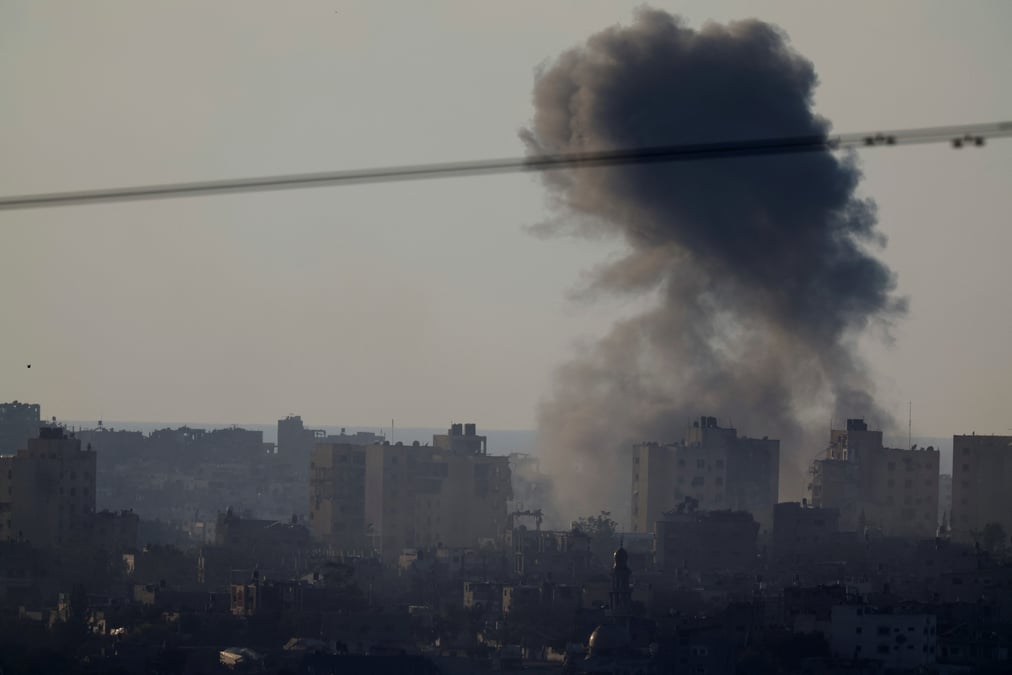 De la fumee s'eleve apres une frappe aerienne israelienne a gaza, vue depuis le sud d'israel