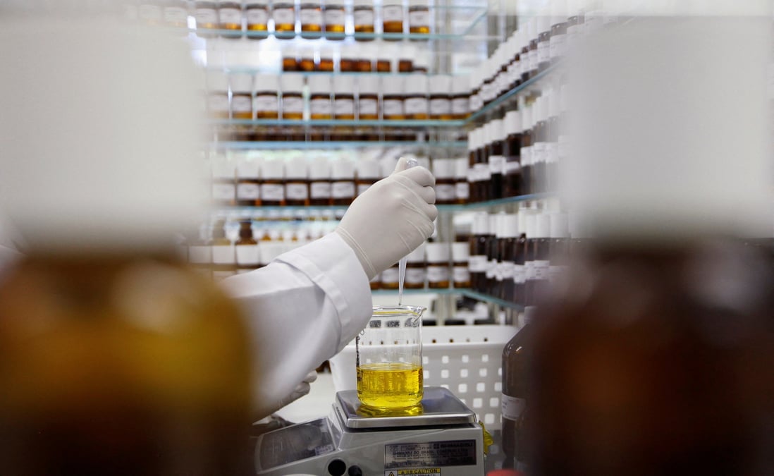 Un employe dans un laboratoire