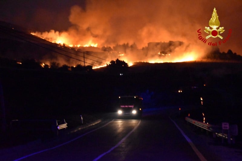Des incendies ravagent le sud de l'italie, un deces signale