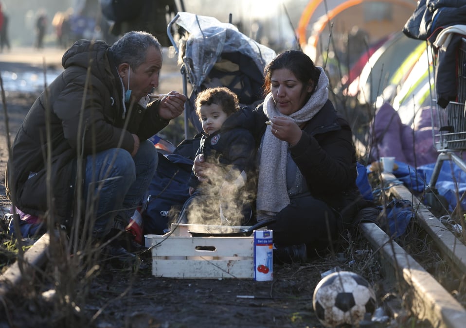 A calais, les refugies continuent de rever d'angleterre malgre la menace rwandaise