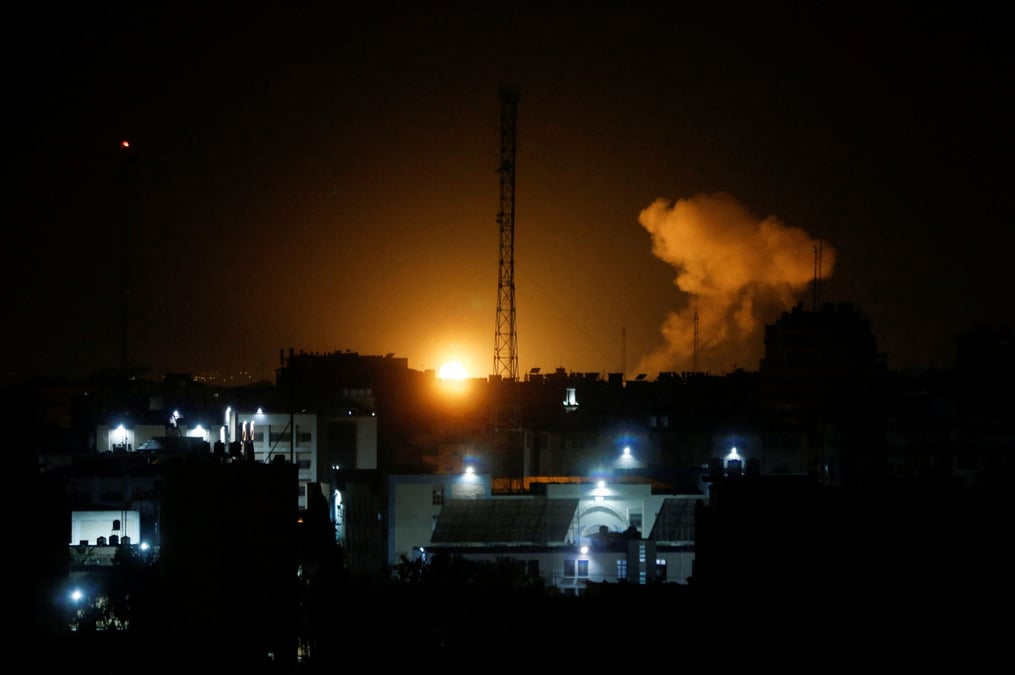 La fumee et les flammes montent lors des frappes aeriennes israeliennes a gaza