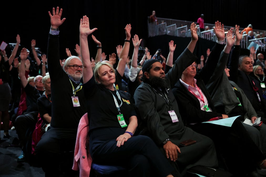 La secretaire generale de unite the union avec des membres du syndicat lors de la conference annuelle du parti travailliste