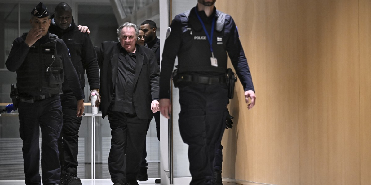 Gérard Depardieu quittant le tribunal le 25 mars 2025.
