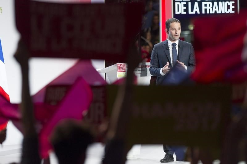 Hamon se pose en candidat des jeunes et des defavorises