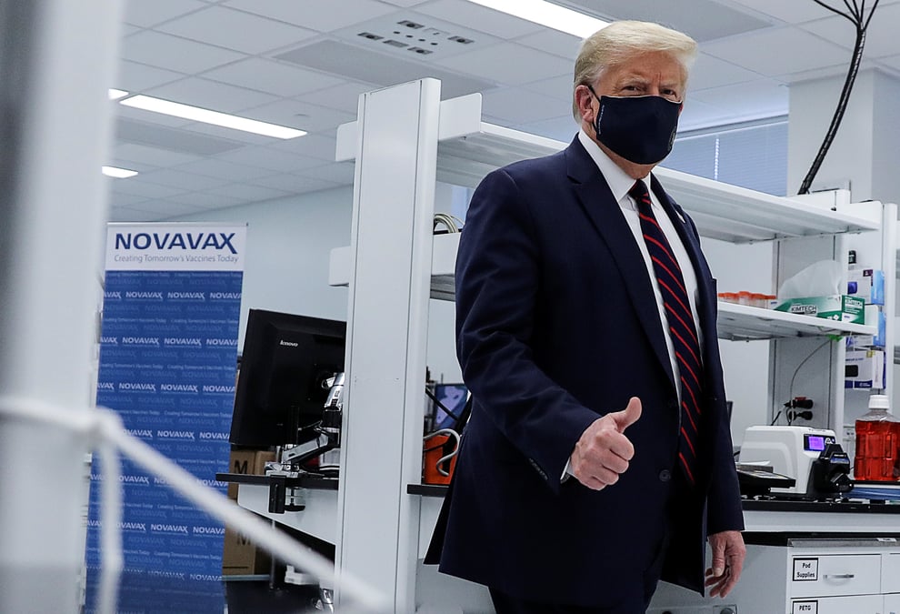 Usa: trump, muni d'un masque, se dit optimiste sur un vaccin contre le covid-19