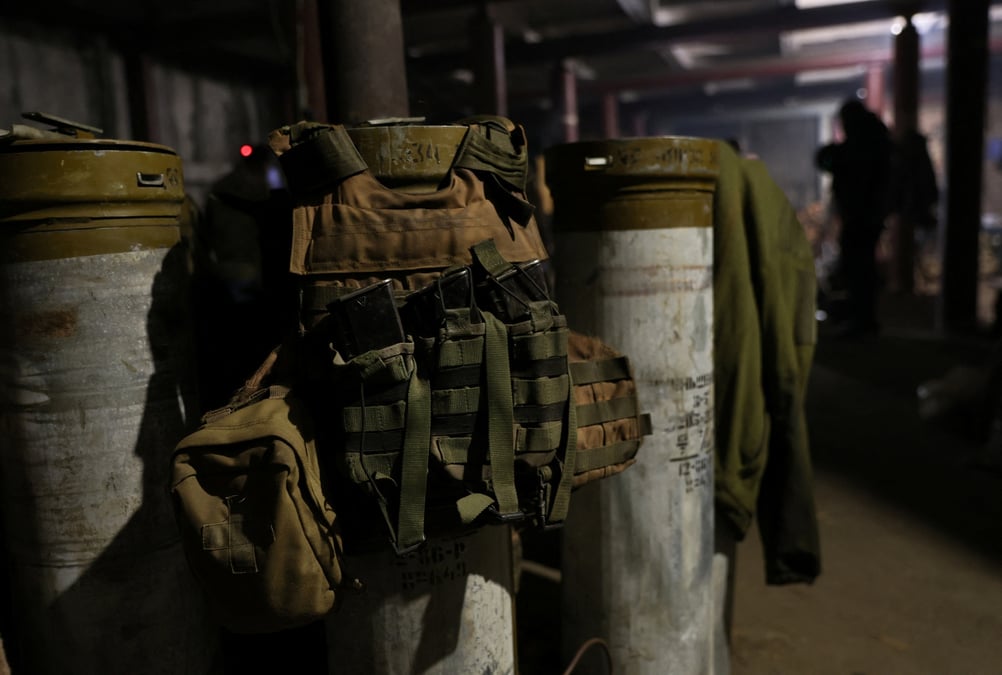 Un gilet pare-balles dans un batiment ou les membres de l'armee ukrainienne restent temporairement dans la region du donbas