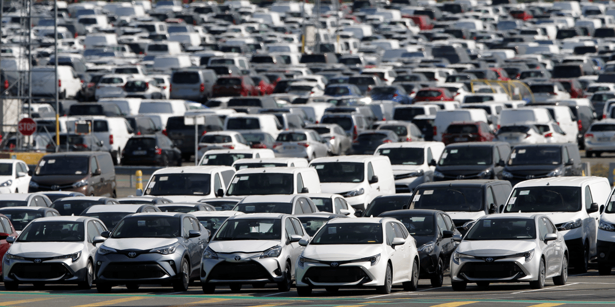 Voitures neuves garees a l'usine toyota motor manufacturing france a onnaing