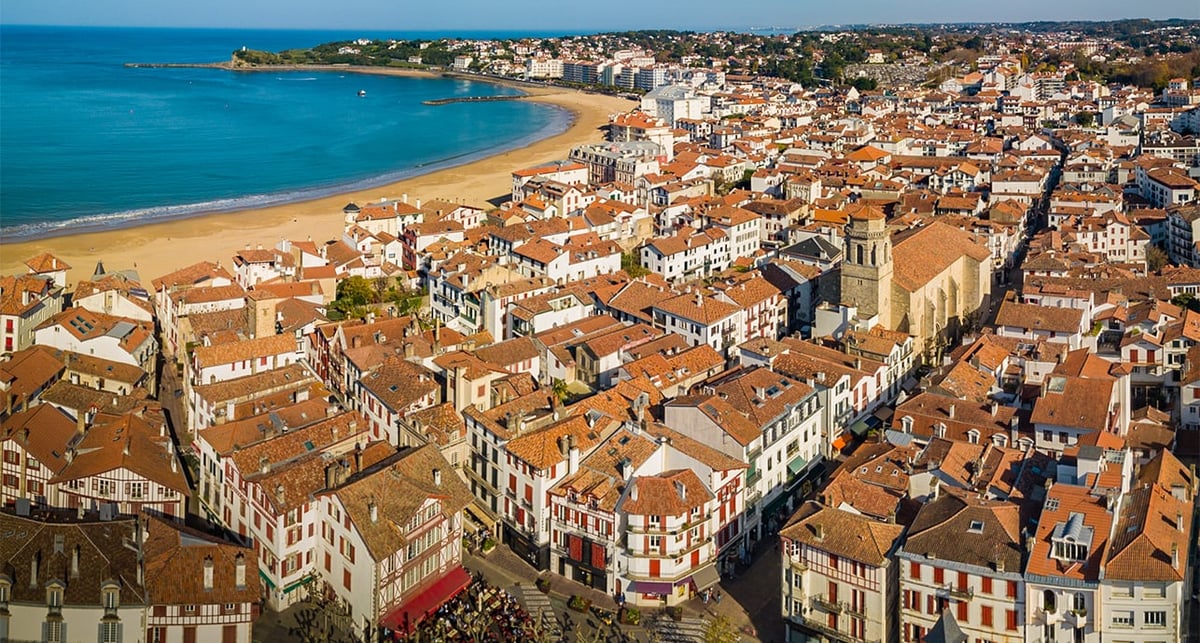 Entre mer et montagne, Saint-Jean-de-Luz se distingue par sa plage dorée et ses maisons à colombages typiques du Pays basque.