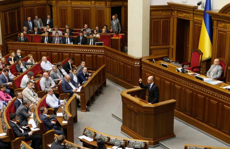 Le Parlement ukrainien dans l'attente, combats à Donetsk