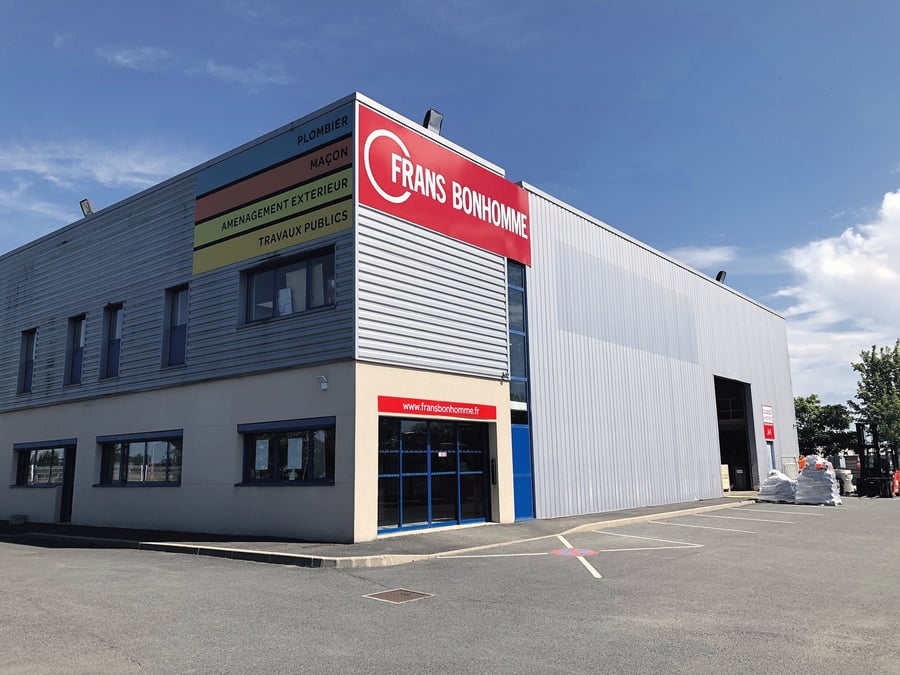 Dans le cadre de son plan de modernisation à cinq ans, Frans Bonhomme est en train de rénover les 185 principaux points de vente de son réseau (sur 360 sites au total). Ci-dessus, les locaux de Tours Nord, rénovés en janvier dernier, à quelques encablures du siège de l'entreprise, à Joué-lès-Tours.