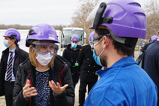 Madame La Ministre le 17.12.2020 devant le terrain de construction de la future RMV.