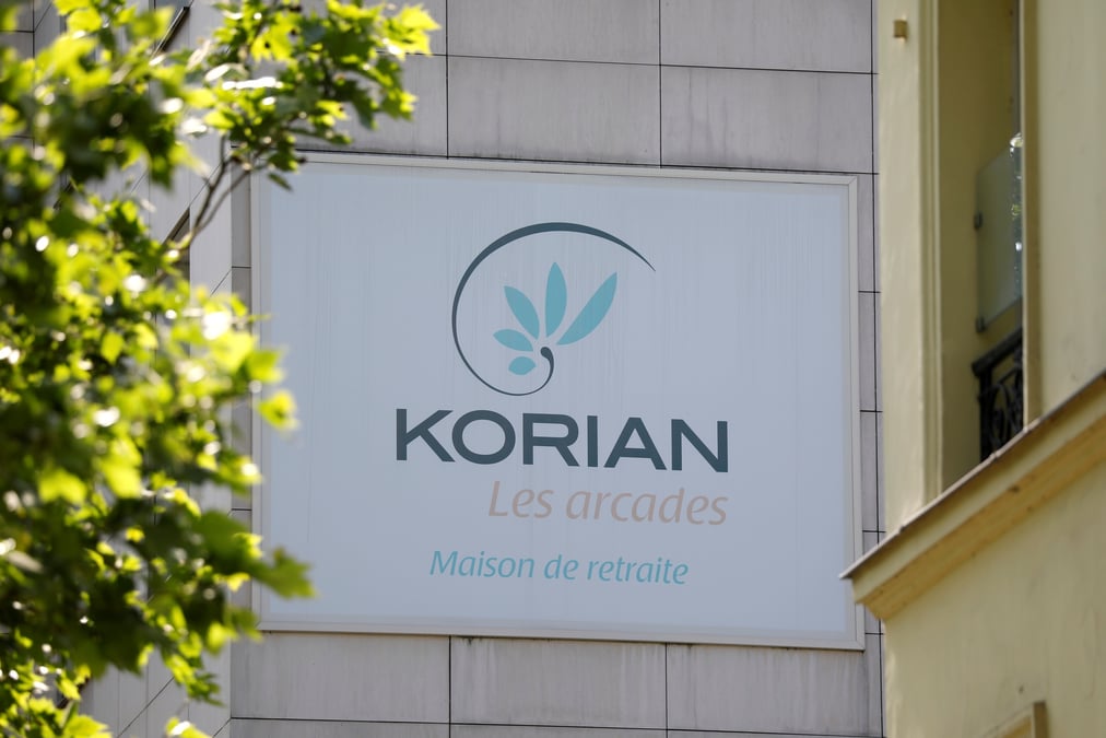 Korian vise par des plaintes de familles de residents, le titre chute
