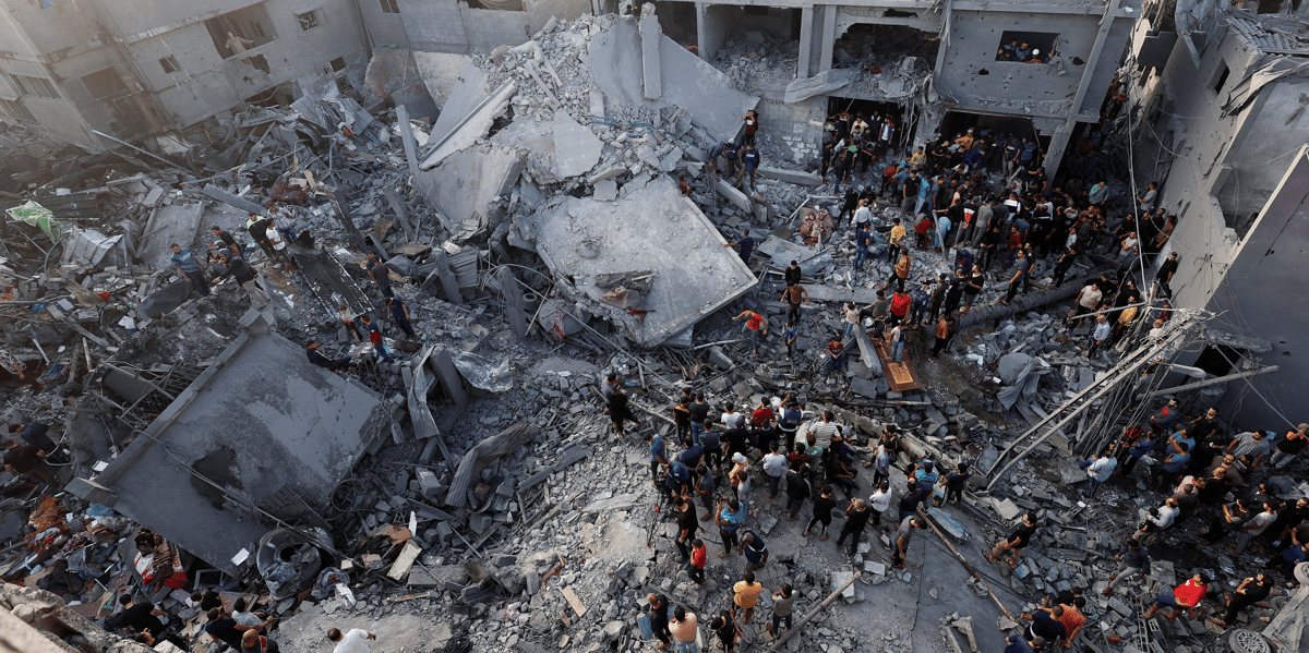 Des palestiniens recherchant des victimes apres des frappes israeliennes sur des batiments residentiels a gaza