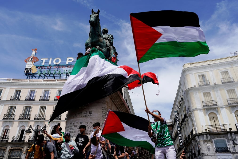 Le drapeau palestinien, arbore par des manifestants a madrid, en espagne