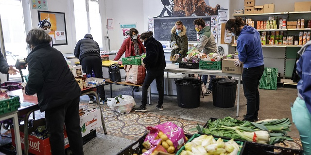 En 2023, 95% des ménages rencontrés par le Secours catholique vivaient sous le seuil de pauvreté, soit 1.216 euros pour une personne seule (photo d'illustration).