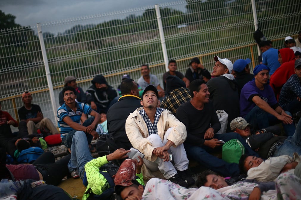 Des migrants honduriens, bloques a la frontiere mexicaine, font demi-tour