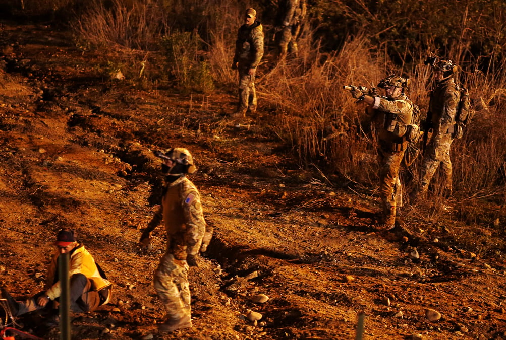 Les autorites us dispersent des migrants a la frontiere mexicaine