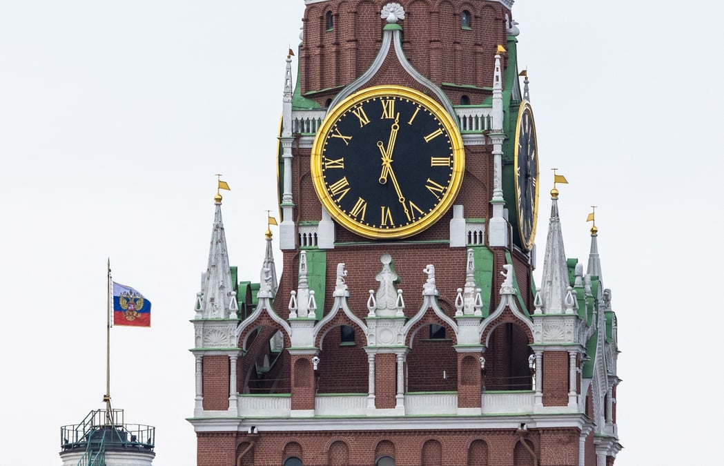 Le drapeau russe vu a cote du kremlin a moscou