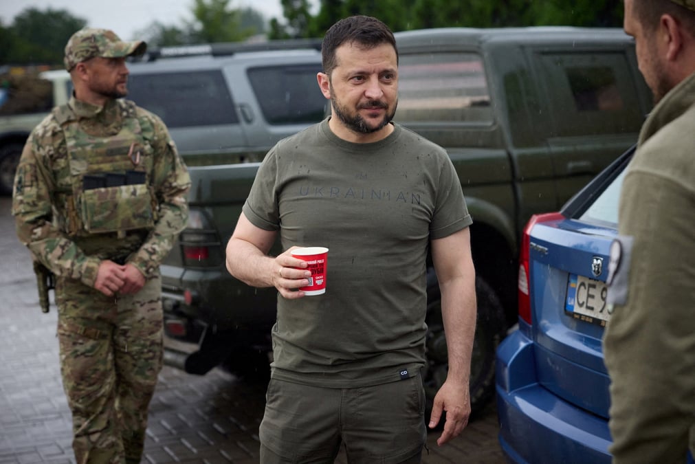 Le president ukrainien volodymyr zelenskiy dans la region de donetsk