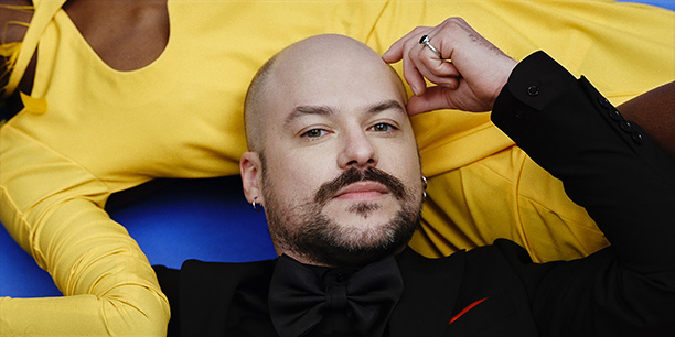 Marc-André Grondin incarne Ellias, créateur d’une maison de haute couture.
