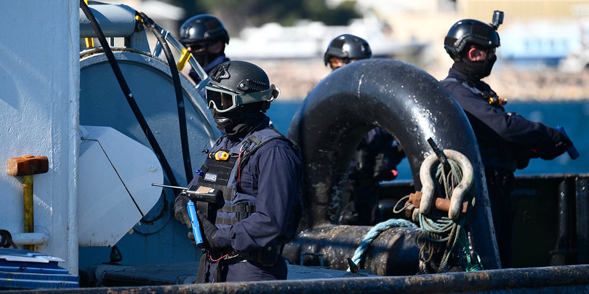 En mer, trois militaires en armes seront chargés de veiller sur la torche et ses convoyeur.