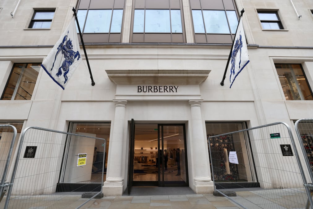 Un logo affiche a l'exterieur d'un magasin burberry sur new bond street a londres