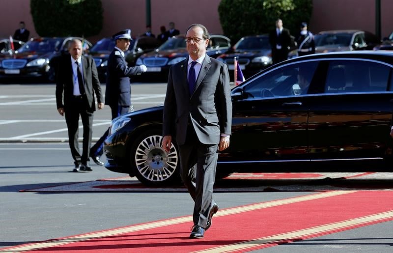 Hollande refuse de commenter la candidature de macron