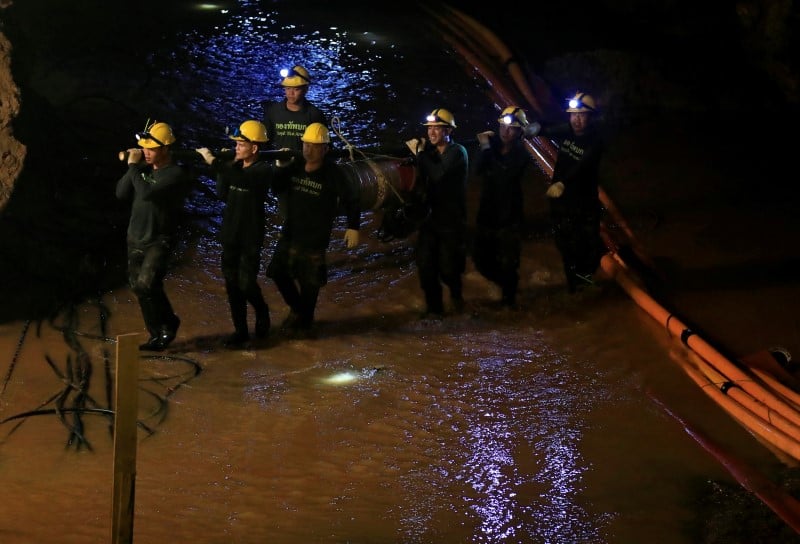 Les rescapes de la grotte de tham luang mercredi devant la presse