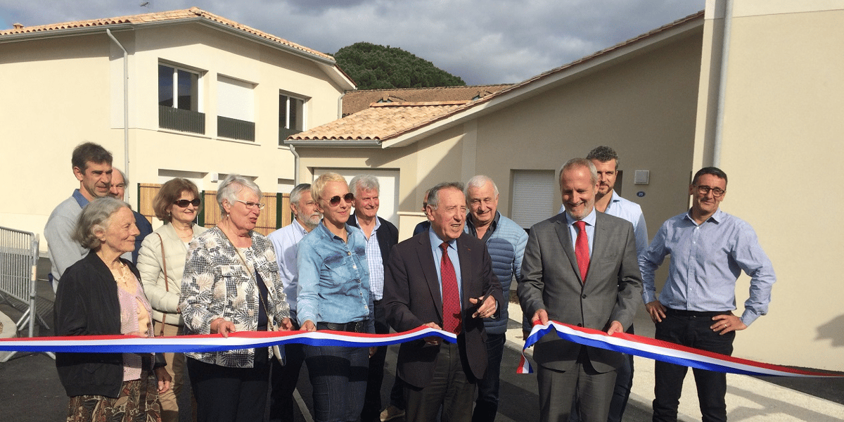Inauguration de la résidence avec Pierre Ducout, maire de Cestas, au centre en costume sombre, avec à côté de lui Emmanuel Picard, DG de Mésolia.