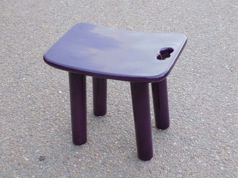 Le célèbre tabouret Nomad à quatre pieds de Charles Zana est réalisé dans le sud de la Touraine par la Céramique lochoise, société reprise en 2018 par le designer Alexis Soulier.