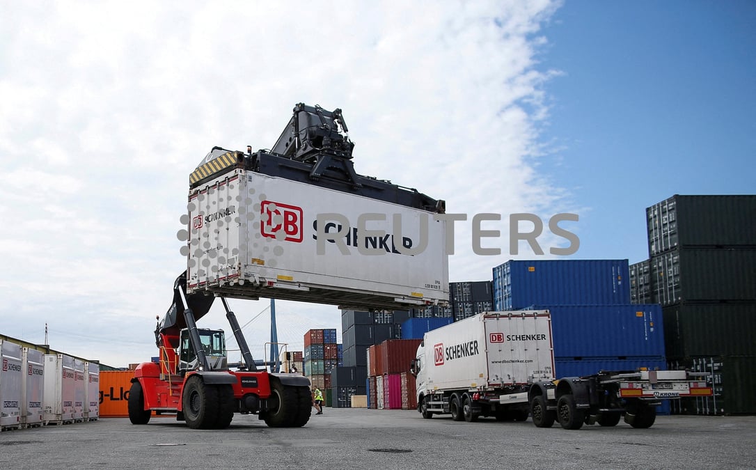 Un conteneur de db schenker lors d'une tournee de presse