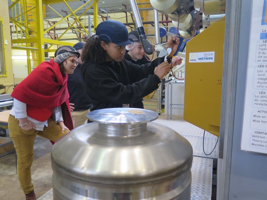 Des collégiens en action dans l'usine d'Orano La Hague.