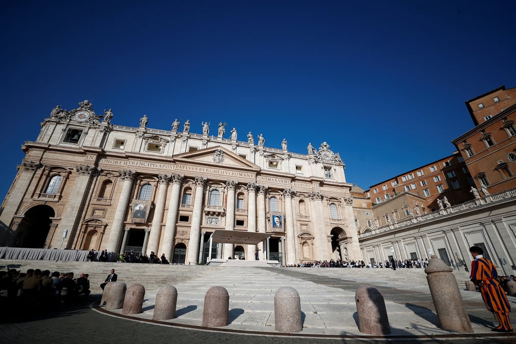 Le pape francois participe a l'audience generale hebdomadaire sur la place saint-pierre au vatican