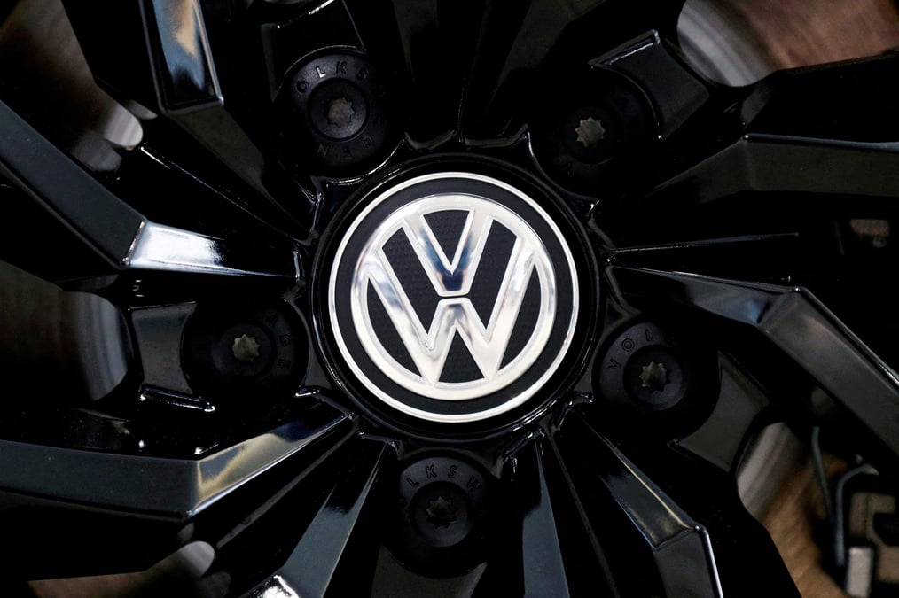Le logo du constructeur automobile allemand volkswagen dans une salle d'exposition a bruxelles