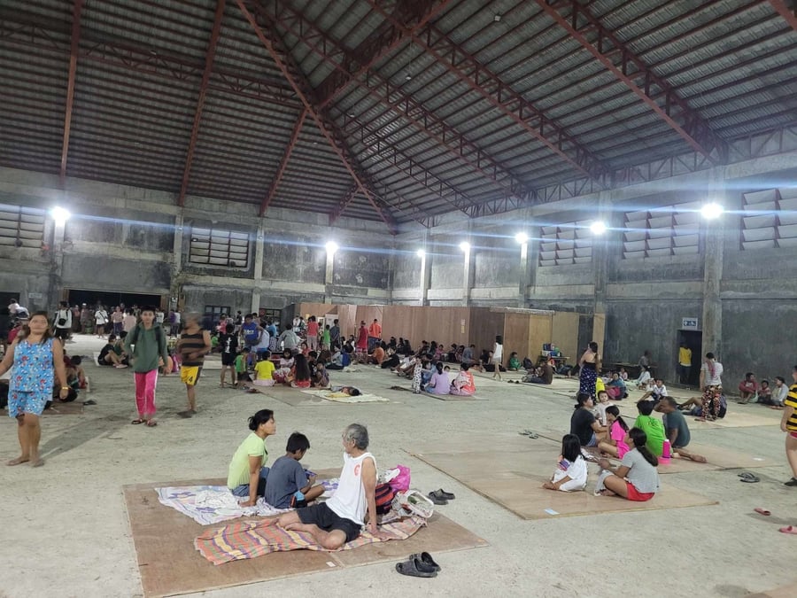 Des personnes se rassemblent dans un centre d'evacuation, au lendemain d'un tremblement de terre, a hinatuan, surigao del sur