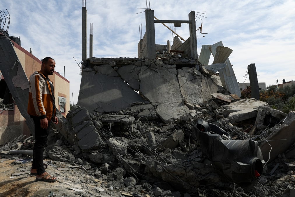 Des palestiniens se rassemblent sur le site d'une frappe israelienne sur une maison, a rafah