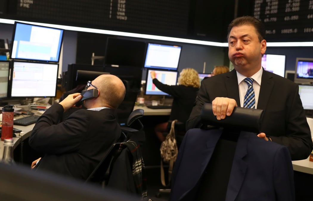 Des traders travaillent a la bourse de francfort