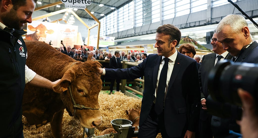 Le président Emmanuel Macron lors de la journée d’inauguration du Salon international de l’agriculture, le 22 février 2025, aux côtés de la vache Limousin Oupette, égérie de cette 61e édition, ainsi que de l’agriculteur Alexandre Humeau.