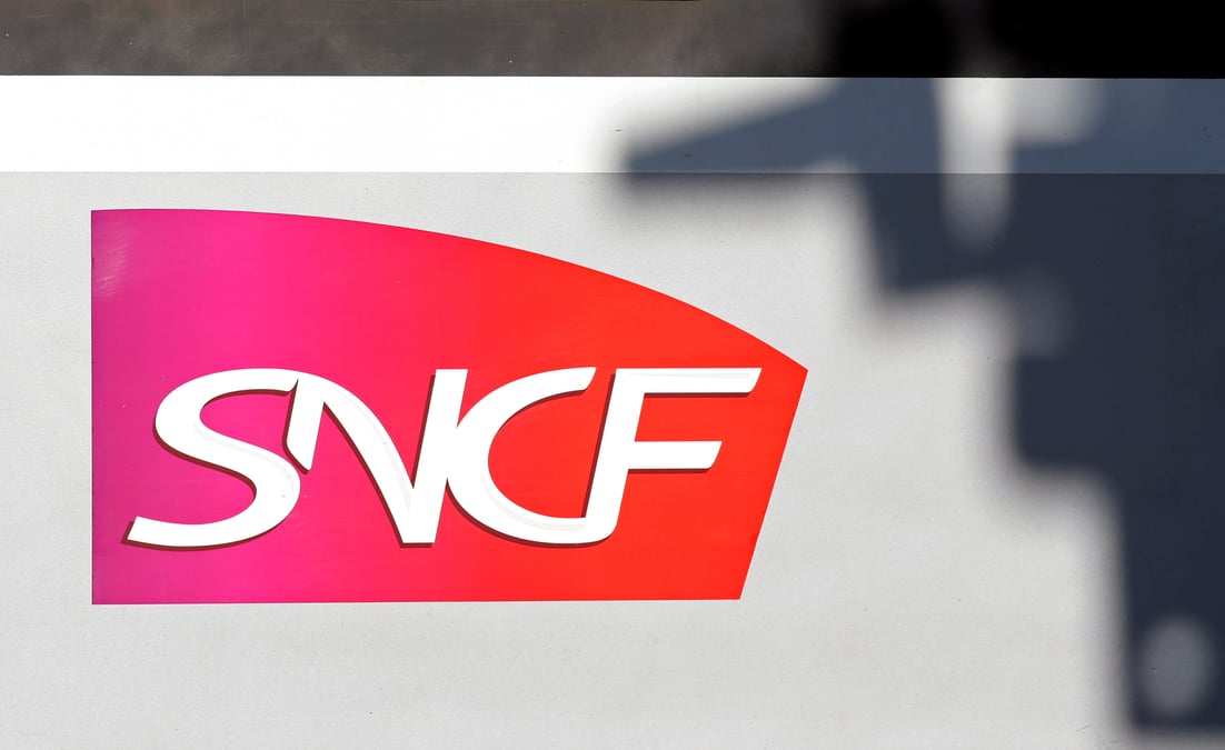 La dette sncf reprise en partie et progressivement, dit macron