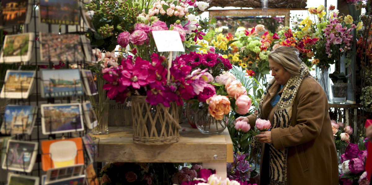 Le marché aux fleurs d'Amsterdam est l'une des attractions touristiques les plus célèbres de la ville d'Amsterdam.