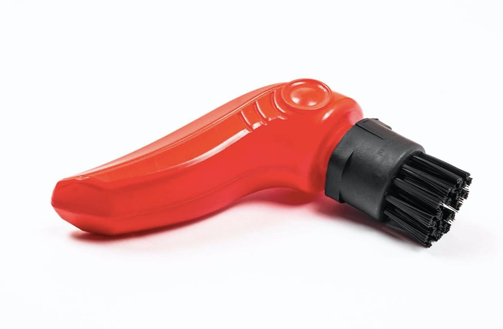La jeune pousse iséroise Tiraka, lauréate des Trophées de l'innovation de la FFF, a conçu une brosse nettoyante visant à faciliter le nettoyage des crampons utilisés par les sportifs.