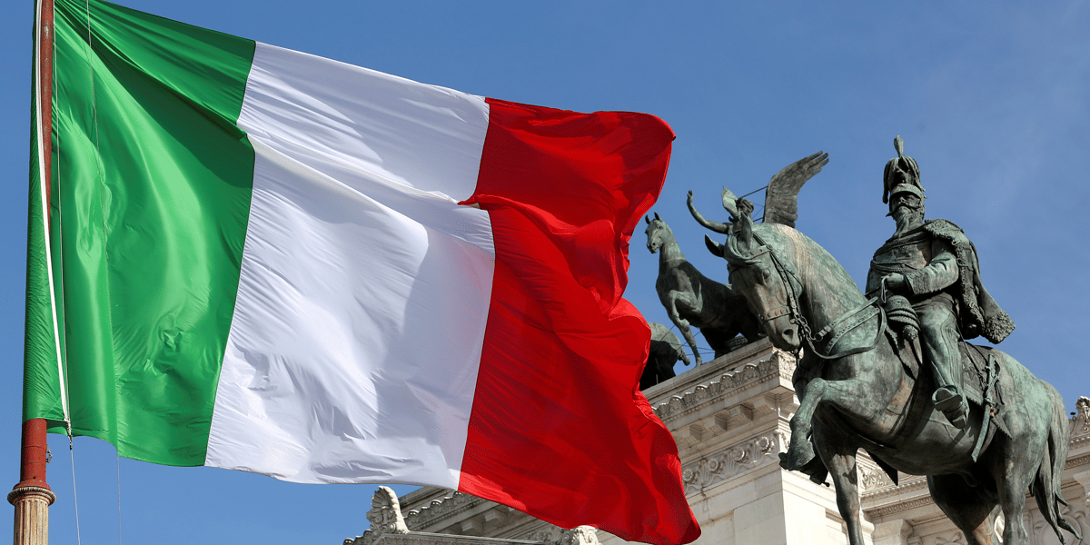 Le drapeau italien flotte devant l'"altare della patria", egalement connu sous le nom de "vittoriano", dans le centre de rome